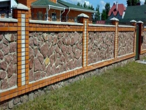 Кирпичный забор с камнем 12 метров фото в Решетниково