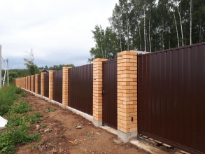 Кирпичный забор на ленточном фундаменте 12 метров фото в Решетниково