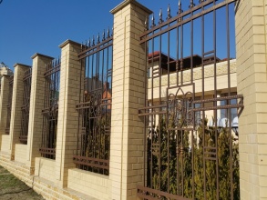 Кирпичный забор с ковкой  10 метров фото в Решетниково