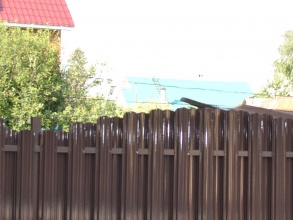 Забор из евроштакетника на ленточном фундаменте 10 метров фото в Решетниково